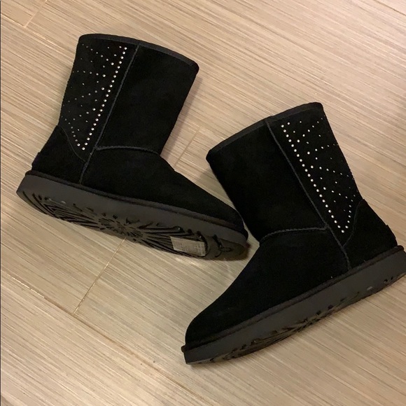UGG | Shoes | Nib Ugg Black Classic 